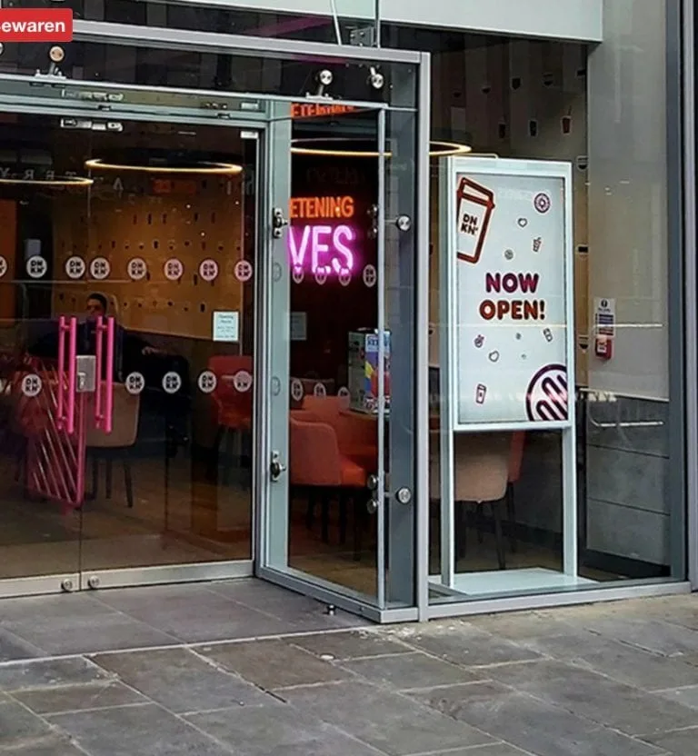 Dunkin' Donuts met Stremo-schermen
