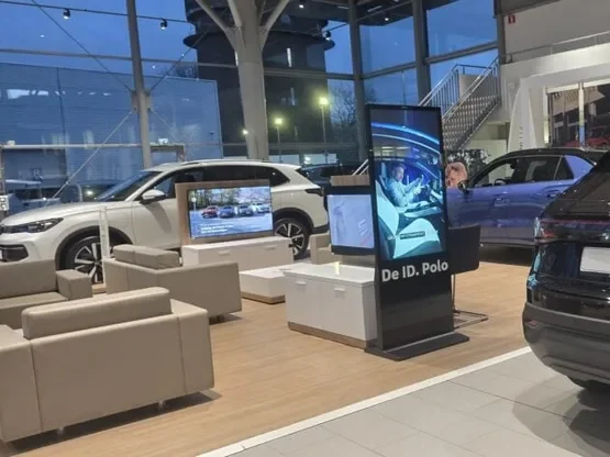 Stremo-scherm in een Volkswagen-showroom