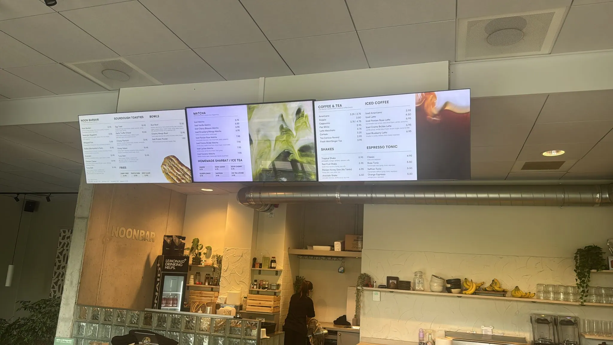 Actuele menu's op schermen in een café