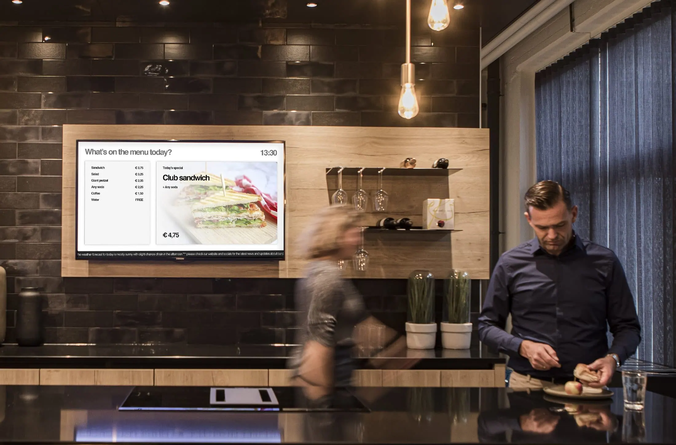 Informatieschermen op een moderne kantoorvloer